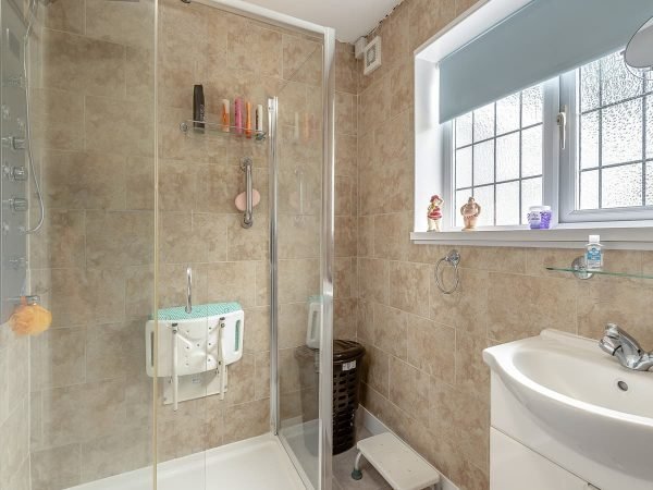 Sandy Lodge Bathroom1